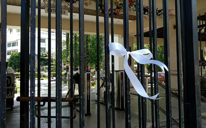 HAU ties white ribbon on gates to call for transparency, accountability